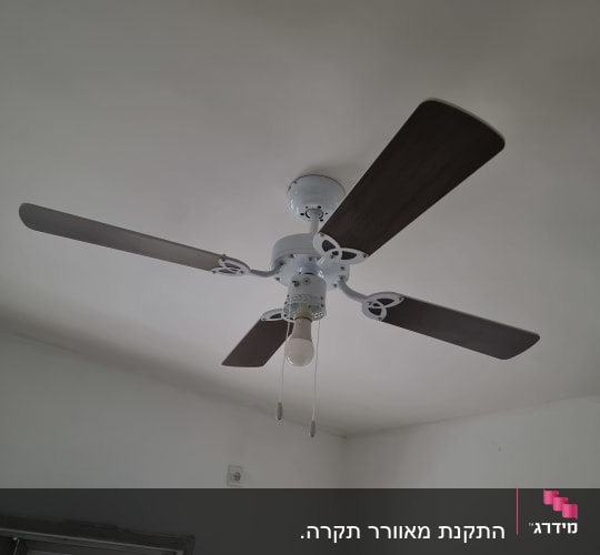 מאוורר תקרה מותקן בחדר עם חלון
